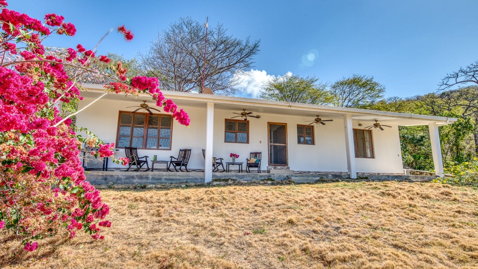 This ocean view home walking distance to Playa Yankee.